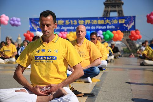 图1~2:五月二十日,法国法轮功学员在法国巴黎人权广场庆祝法轮大法日,演示法轮功功法。