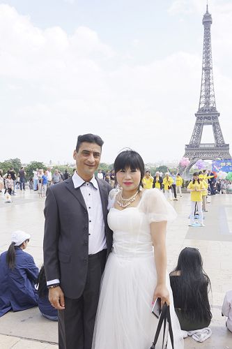 图14:中国人李女士和法国丈夫观看法轮功功法演示,庆祝他们结婚一周年。