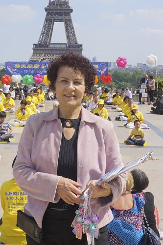 图17:修炼法轮大法九年的玛丽波尔(Marie-Paule)在巴黎人权广场参加庆祝世界法轮大法日活动。