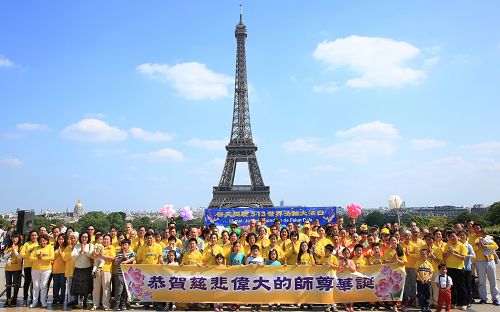 图19:法国法轮功学员恭祝李洪志师尊华诞