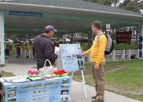 '图1~2:2018年5月19日,加拿大魁省舍布鲁克市及周边地区法轮功学员举办活动庆祝法轮大法日'