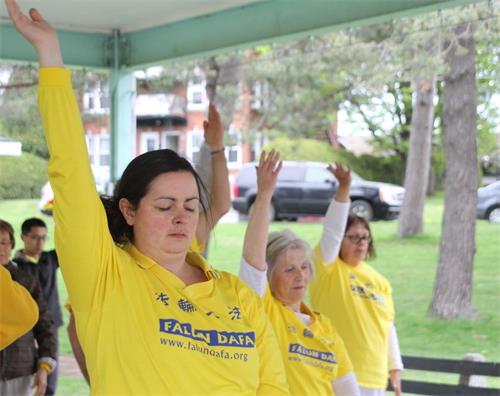 '图3:舍布鲁克法轮功学员Mélissa?Mongeau修炼法轮大法后身心受益'