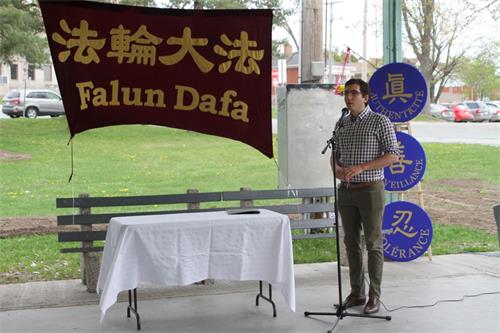 '图4:加拿大联邦议员杜索(Pierre-Luc?Dusseault)在集会上发言'