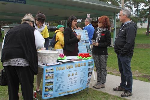 '图5:当地民众与法轮功学员交谈,了解真相'