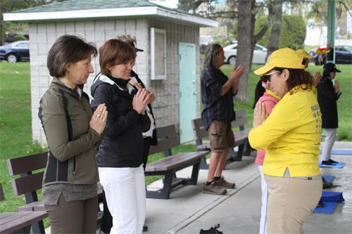 '图6:Ruth和Monique两位女士在脸书上看到活动消息后来参加活动'