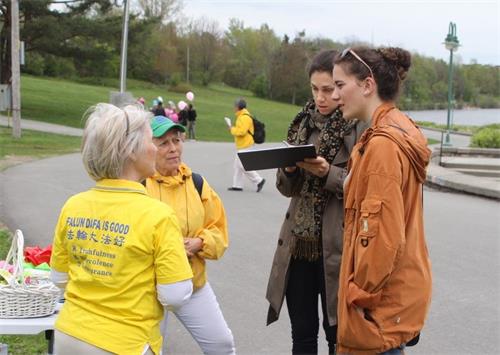 '图7:当地民众在制止器官活摘的征签表上签字。'