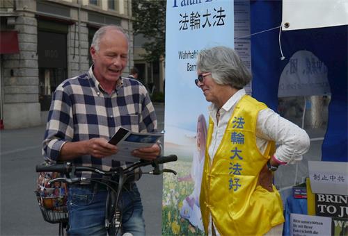 '图1~2:路人与法轮功学员交谈,了解真相'