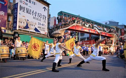 '图1~2:威风凛凛的新唐人台湾旗鼓队,精彩翻腾气势十足,获得热烈掌声。'