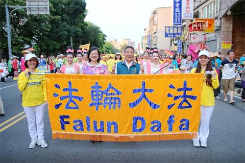 '图7:头份市长徐定祯(前中)与夫人杨士仪(前左二)与苗栗腰鼓队合影。'