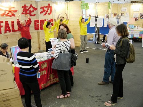 图1:法轮功学员应邀参加了在法国阿尔萨斯地区斯特拉斯堡市举办的生态与别样生活展览会(Bio&Co)。