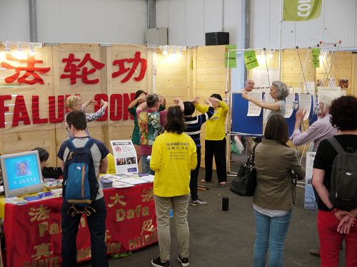 图2-3:法轮功学员在展览会上教功