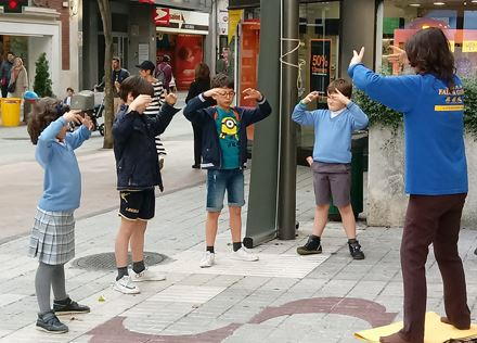 '图7:孩子们也在认真学功'
