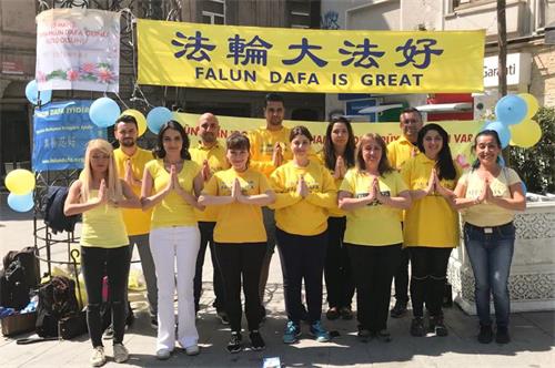 '图1:土耳其法轮功学员恭贺师尊生日快乐'