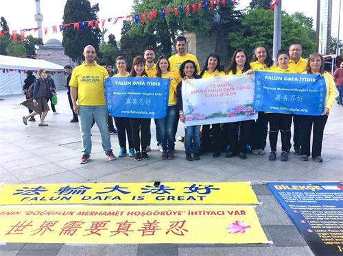 '图2:土耳其法轮功学员庆祝世界法轮大法日'