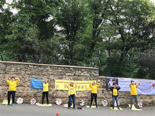 '图3:法轮功学员在中领馆前炼功'