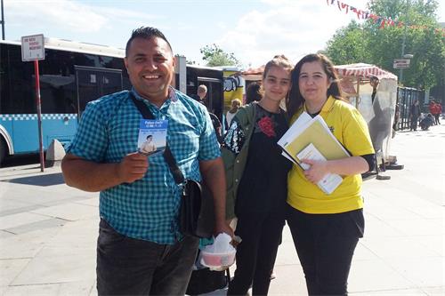 '图8:保加利亚移民姆吉甘(中)和她的父亲与法轮功学员合影'