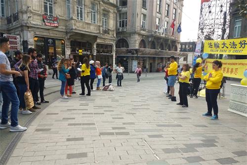 '图9:法轮功学员在广场炼功'