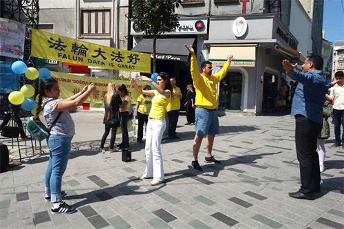 '图10:民众在学功'