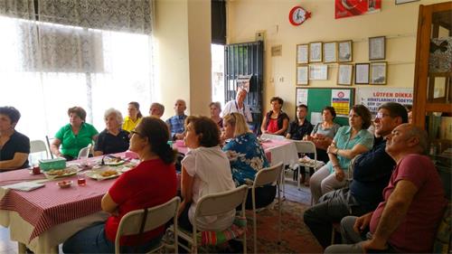 '图11:法轮功学员在诗歌写作协会放映真相片'