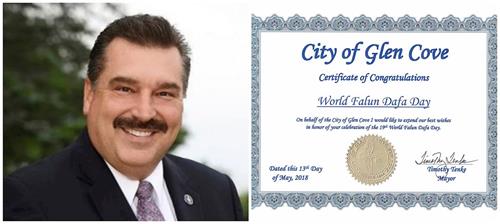 '图11:纽约长岛格伦科夫市(Mayor of Glen Cove)市长蒂姆•探克(Tim Tenke)颁发褒奖证书,庆祝“世界法轮大法日”。'