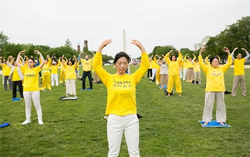 '图3:二零一八年五月五日,美国首都华盛顿地区部份法轮功学员聚集在美国国家广场集体炼功,庆祝“世界法轮大法日”。'