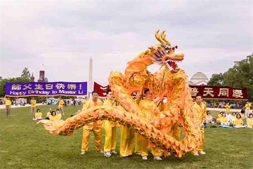 '图4:二零一八年五月五日,在美国首都华盛顿的“世界法轮大法日”庆祝活动上,法轮功学员表演舞龙。'