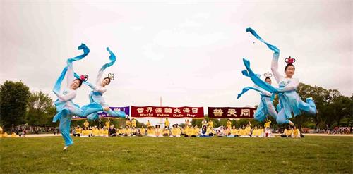 '图5:二零一八年五月五日,在美国首都华盛顿的“世界法轮大法日”庆祝活动上,明慧学校的大法小弟子表演水袖舞。'