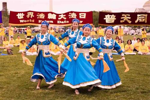 '图6:二零一八年五月五日,在美国首都华盛顿的“世界法轮大法日”庆祝活动上,明慧学校的大法小弟子表演蒙古舞。'