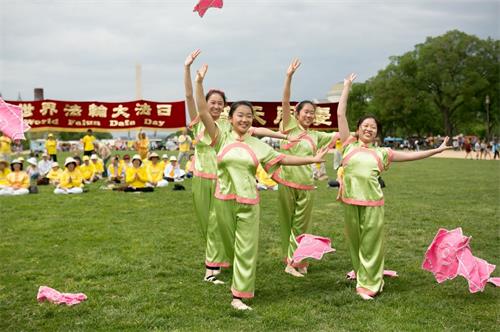 '图7:二零一八年五月五日,在美国首都华盛顿的“世界法轮大法日”庆祝活动上,明慧学校的大法小弟子表演手绢舞。'