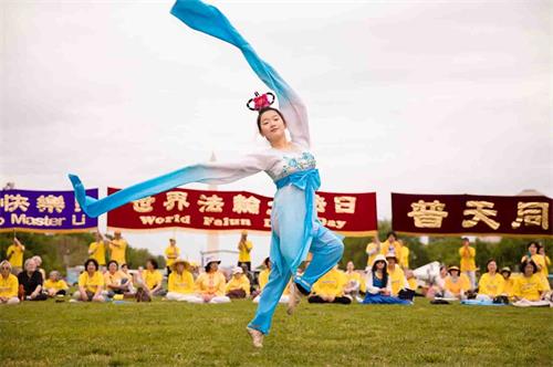 '图8:二零一八年五月五日,在美国首都华盛顿的“世界法轮大法日”庆祝活动上,明慧学校的大法小弟子表演水袖舞。'