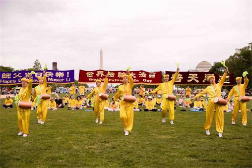'图9:二零一八年五月五日,在美国首都华盛顿的“世界法轮大法日”庆祝活动上,法轮功学员表演腰鼓。'
