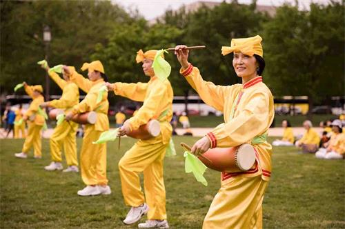 '图10:二零一八年五月五日,在美国首都华盛顿的“世界法轮大法日”庆祝活动上,法轮功学员表演腰鼓。'