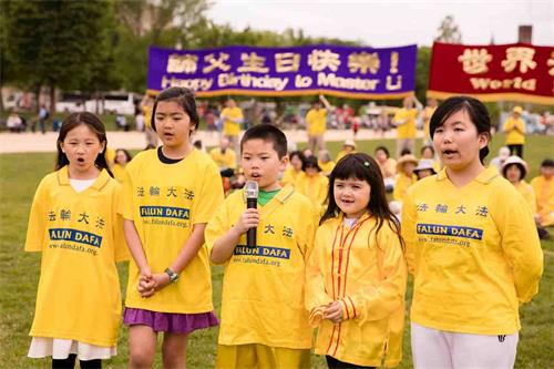 '图11:二零一八年五月五日,在美国首都华盛顿的“世界法轮大法日”庆祝活动上,明慧学校的大法小弟子背诵《洪吟》。'