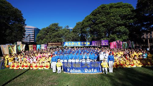 图1:澳洲悉尼法轮功学员满怀感恩和喜悦在贝尔莫公园(Belmore Park)拍照向师父恭祝华诞