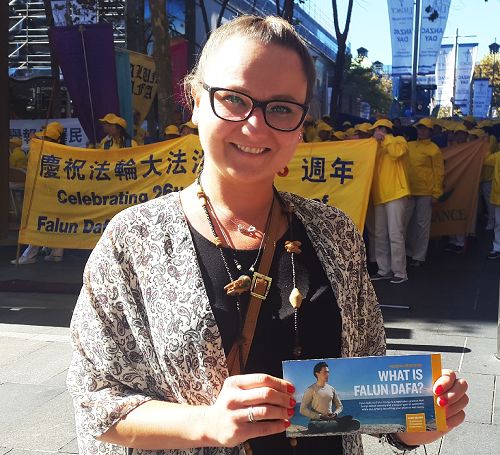 图10:纳维拉女士(Aleksandra Niewiara)表示:“真、善、忍的美好应该取代‘钱、战争、权力’。”
