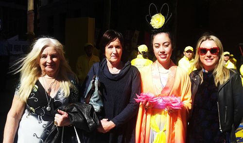 图11:格林伍德女士(Adele Greenwood)(右3)和女儿丽贝卡(Rebecca Greenwood)(右1)表示:希望能把真相传给所有的朋友们知道,帮助制止迫害。
