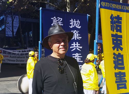 图12:作家雷本尔特先生(Eddy Lebret)表示:法轮功游行是非常正面的鼓励和能激励人们去思考和介入的方式。