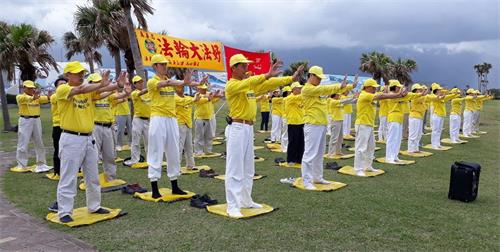 '图2~3:二零一八年五月六日,法轮功学员在七星潭海边展示功法,传播法轮大法的美好。'