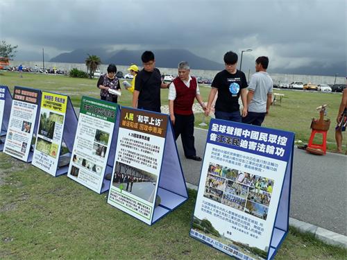 '图4~5:二零一八年五月六日,法轮功学员在七星潭海边设真相点向游客传播真相,许多民众驻足了解真相。'