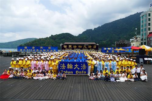 '图1:来自台湾中部的法轮功学员祝贺师尊生日快乐。'