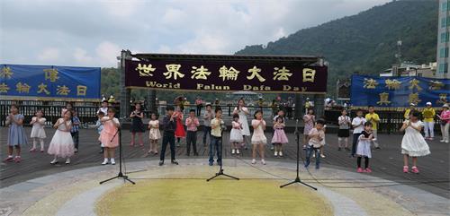 '图2~8:各年龄层的法轮功学员以鼓乐声、歌声、诗歌吟诵、功法展示等,庆祝世界法轮大法日的到来,并跟民众分享喜悦。'