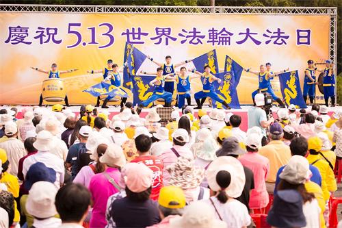 '图3:新唐人旗鼓队带来震撼人心的表演。'