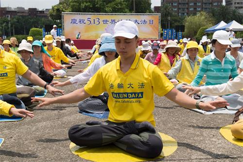 '图9:诸葛少钧希望能将修炼大法后的慈悲美好留给每一个有缘人。'