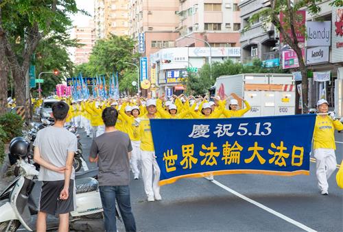 '图4~5:观看游行队伍的市民,对法轮功都有美好的印象。'
