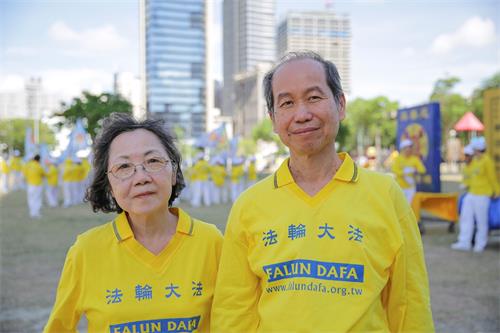 '图9:吴志成(右)修炼法轮功后,心境变得轻松愉快。'