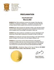 '图4:安省奥克维尔(Oakville)市长伯顿(Rob Burton)颁发褒奖,宣布法轮大法日'