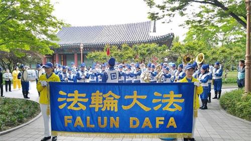 '图1:天国乐团在大邱庆尚监营公园前演奏'