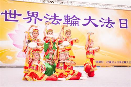 图:大法小弟子表演舞蹈,庆祝法轮大法洪传二十六周年。