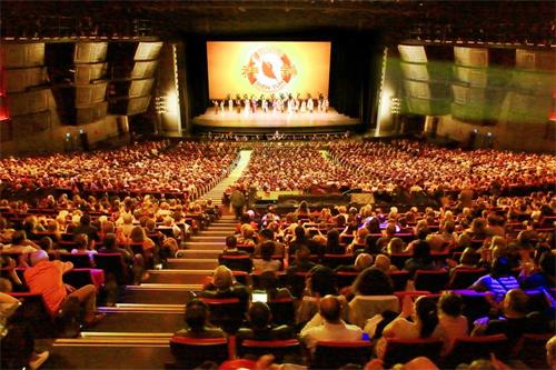 '图1:二零一八年五月四日,美国神韵纽约艺术团在巴黎国际会议中心的演出爆满。'