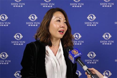 '图5:华人周女士观看了神韵纽约艺术团五月四日在巴黎的演出后感动得泪流满面。'